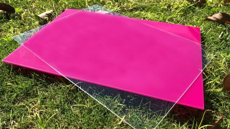 Acrylic hiện có hai loại phổ biến là đùn ép và đúc khuôn