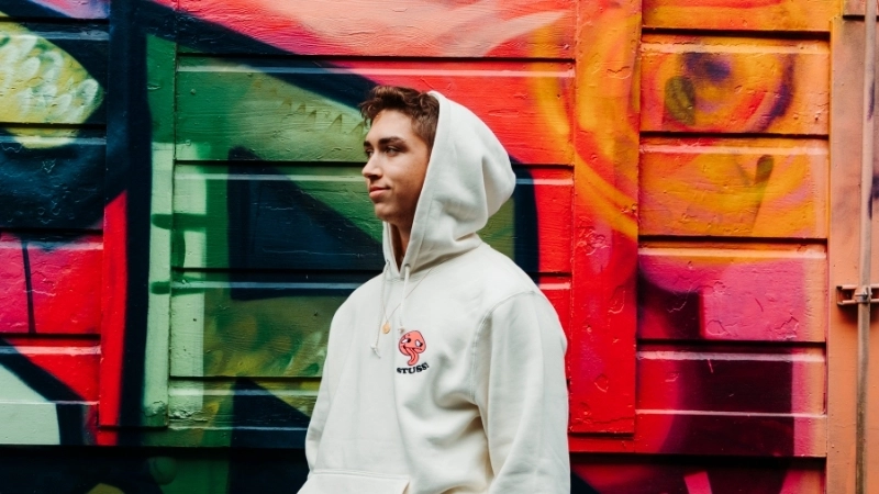  Áo hoodie nam nữ với phong cách đường phố hiện đại