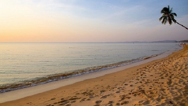 Dạo bước trên bờ cát thoai thoải trải dài mênh mông