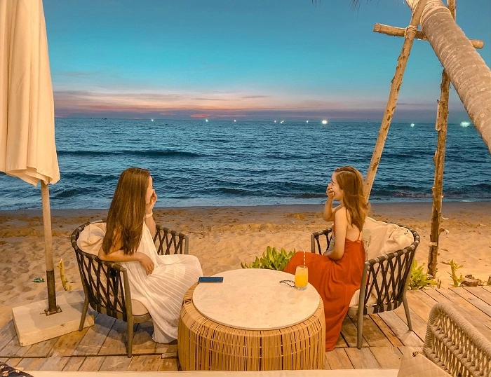Say đắm khoảnh khắc ngắm hoàng hôn lãng mạn trên biển