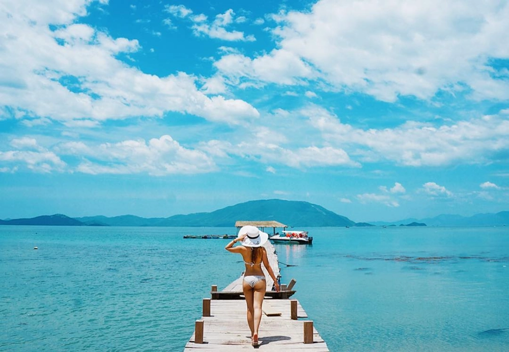 Sống ảo tại dạo bộ trên cây cầu checkin
