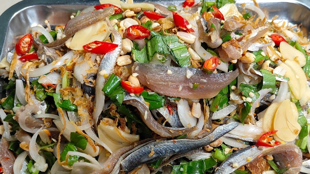 Đừng quên thưởng thức gỏi cá trích tươi ngon trứ danh