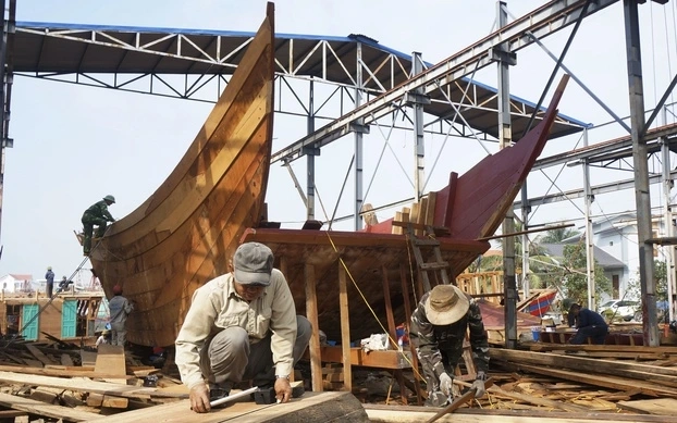 Ghé thăm khám phá làng đóng tàu trung kiên lưu giữ truyền thống