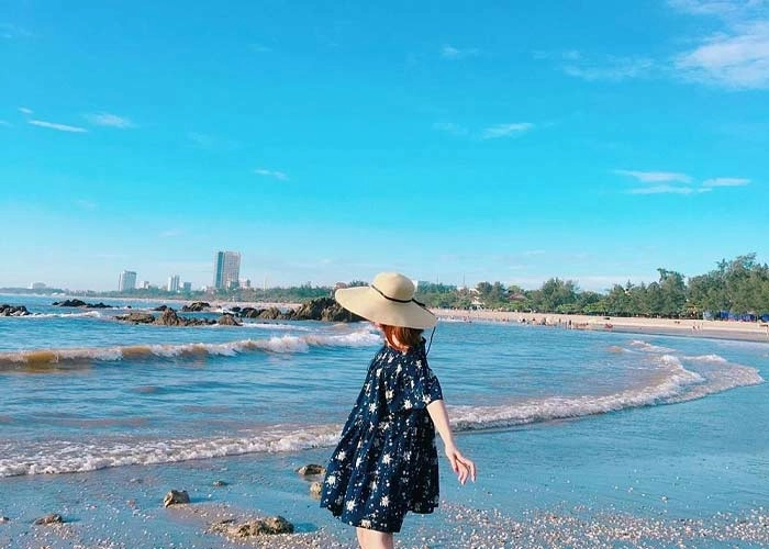 Cùng dạo bước trên bãi sỏi dài tại Hòn Ngư