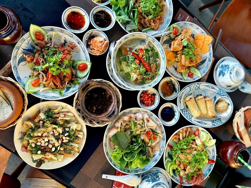 Ấm lòng với giao lưu và thưởng thức bữa cơm cùng người dân làng chài