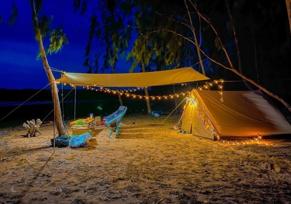 Trải nghiệm cắm trại qua đêm bên biển đầy lãng mạn