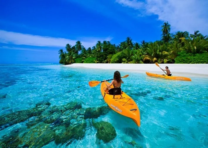 Hứng khởi với hoạt động chèo thuyền kayak trên sóng