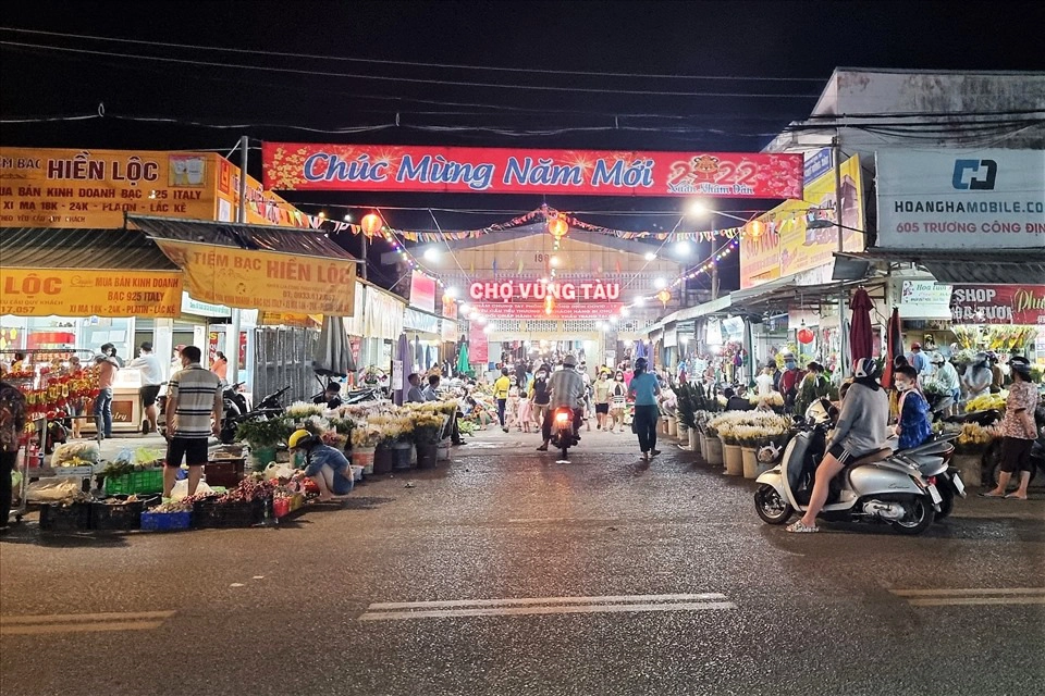 Trải nghiệm dạo chợ đêm sôi động tại khu bãi Sau