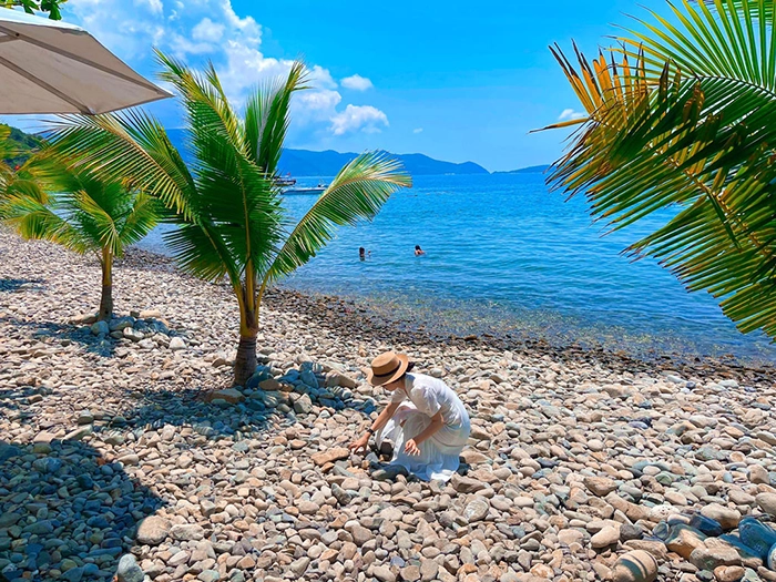 Chụp ảnh cực chất khi check in ở bãi sỏi tại Bãi Tranh Nha Trang