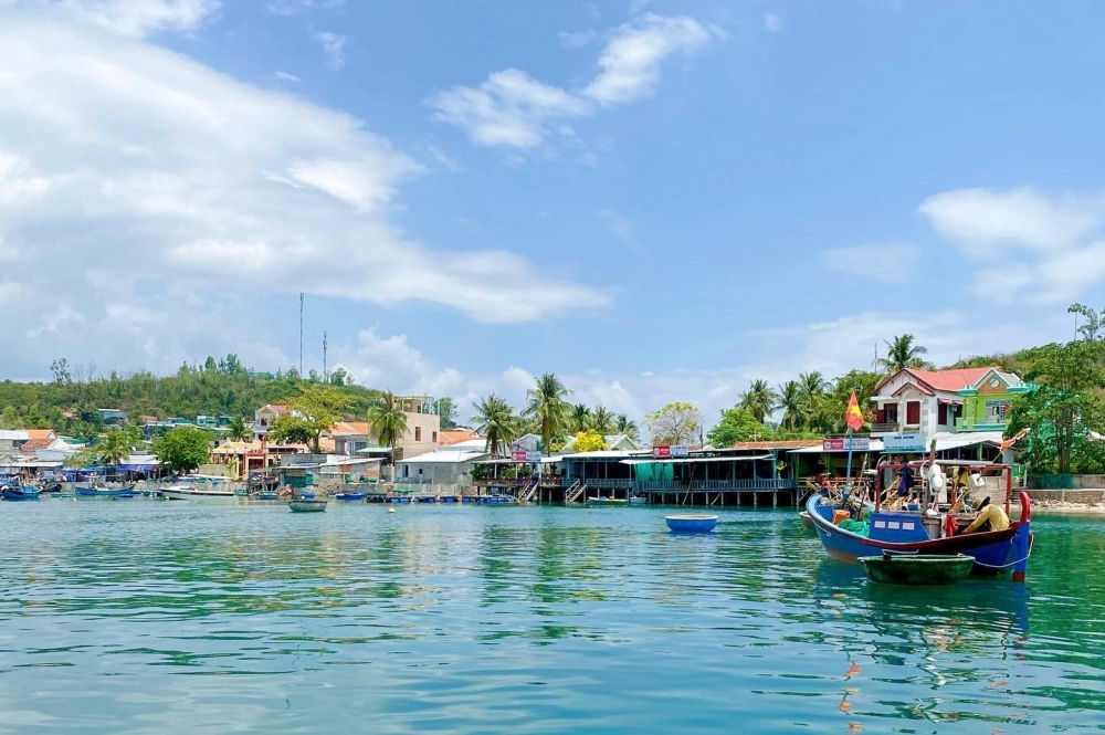 Bãi Tranh Nha Trang cuốn hút với trải nghiệm tại làng chài hòn miễu
