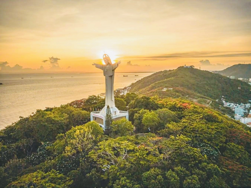 Chinh phục núi nhỏ tao phùng để ngắm bình minh giữa gió trời