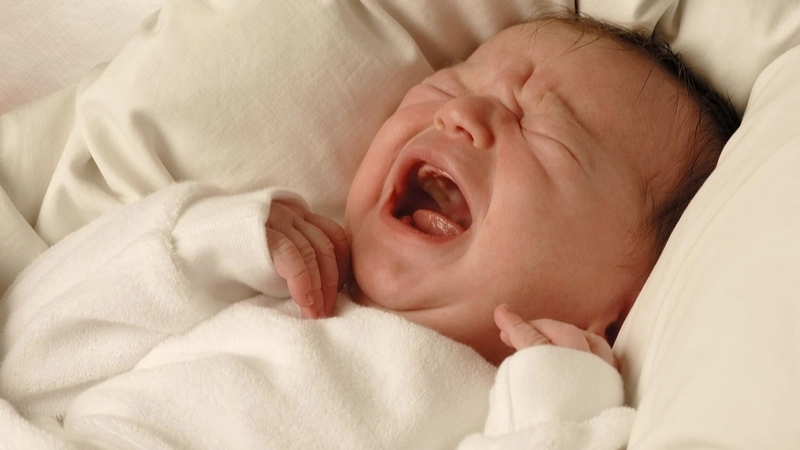Hiện tượng trẻ sơ sinh hoặc trẻ nhỏ bị giật mình khi đang ngủ là điều khá phổ biến