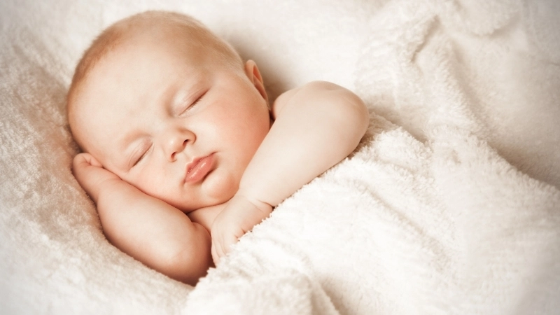 Làm sao để giúp bé ngủ ngon và hạn chế giật mình?