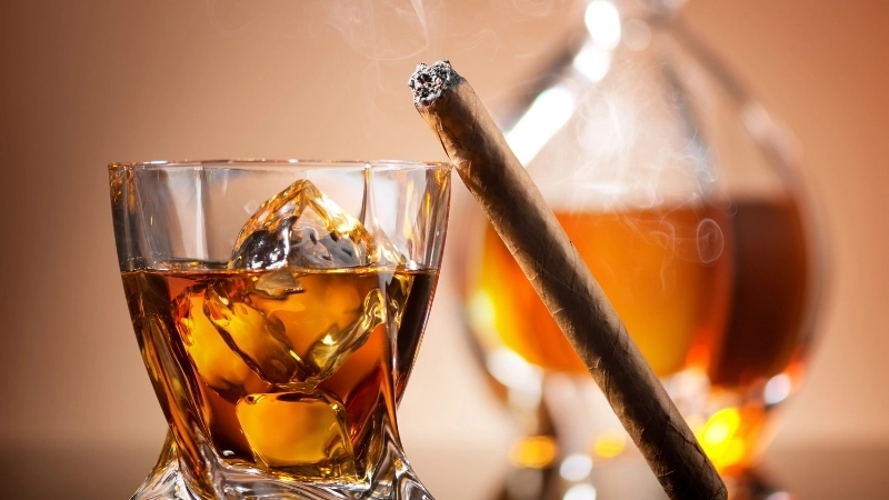 Cà phê, rượu, thuốc lá có thể khiến tay run hơn.
