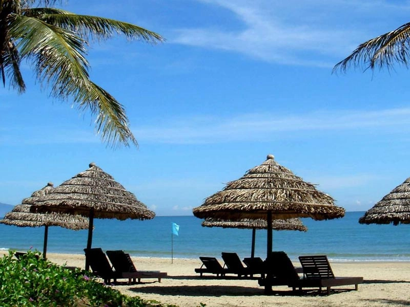 Rủ hội bạn Tắm biển trong làn nước trong xanh mát lạnh cực đã