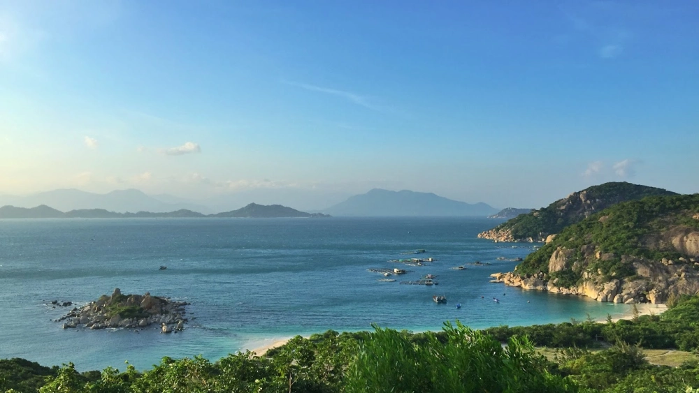 Đắm mình giữa làn nước trong tại bãi Nhà Cũ