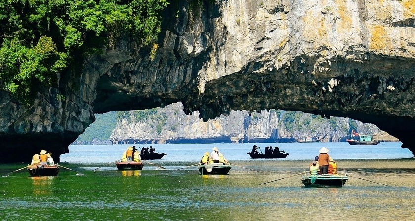 Trải nghiệm ngồi thuyền khám phá Hang Luồn nước xanh trong