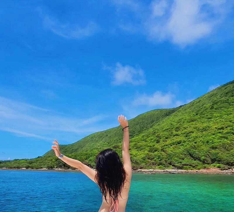 Tắm biển thư giãn giữa làn nước mát trong veo tĩnh lặng