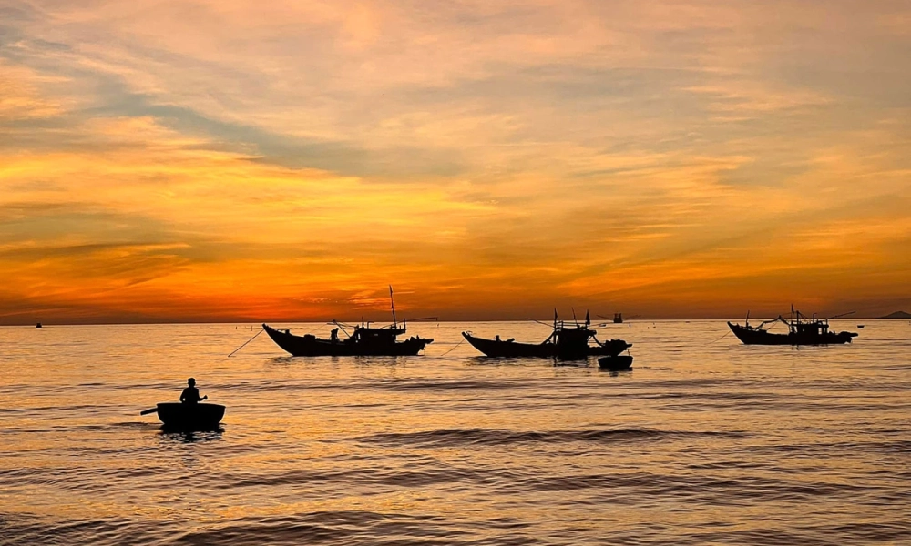 Cảnh ngắm bình minh và hoàng hôn trên biển lãng mạn