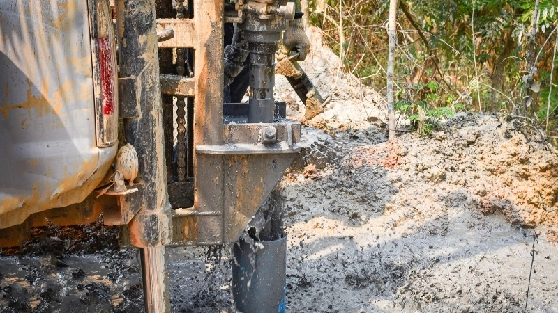  Các lớp đất sét không thấm nước giúp giữ nước ngầm lại, tạo thành mạch nước ngầm.