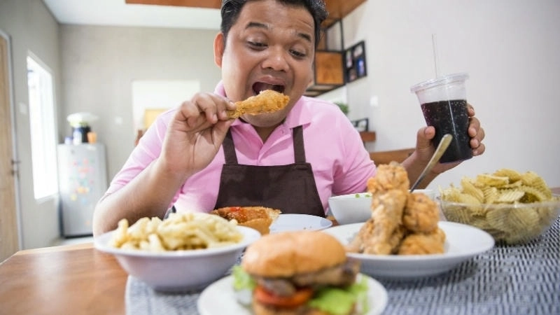 Các yếu tố lối sống như đồ ăn nhanh và thiếu vận động góp phần vào việc tích lũy mỡ thừa