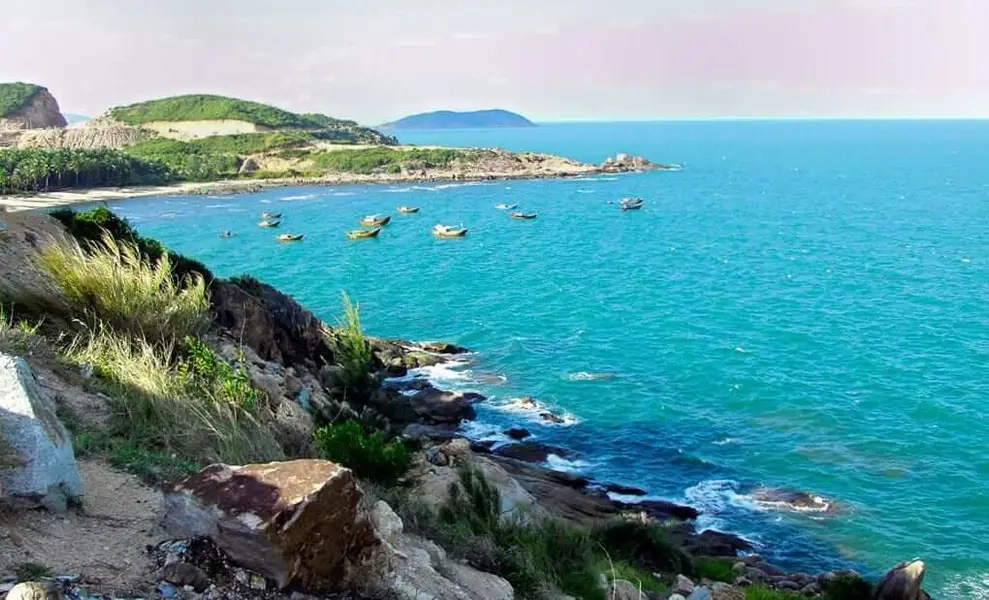 Thử đắm mình trong làn nước biển xanh ngọc mát lành