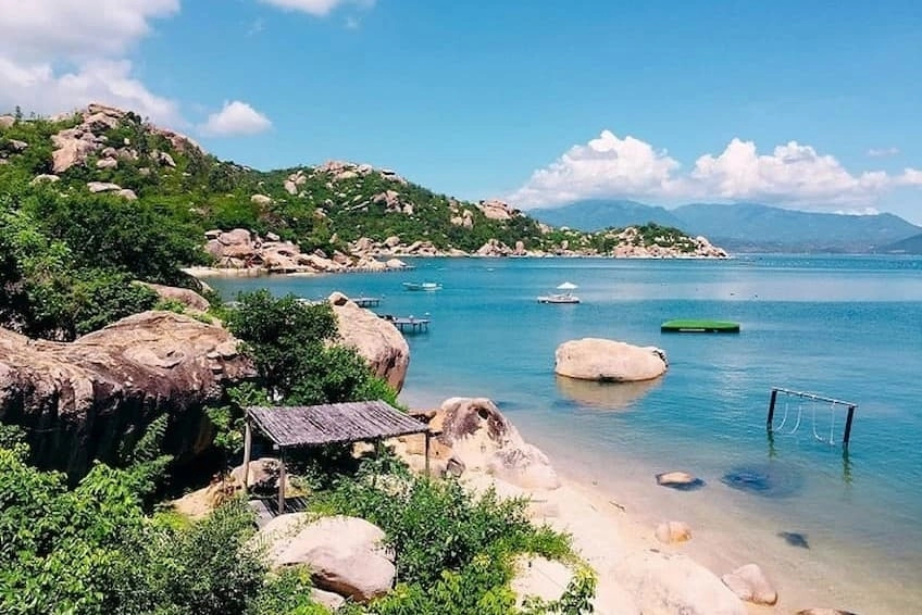 Biển xanh hoang sơ Bình Lập