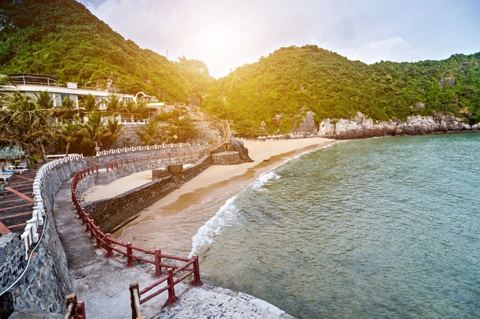 Tận hưởng làn nước mát tại bãi Cát Cò thơ mộng