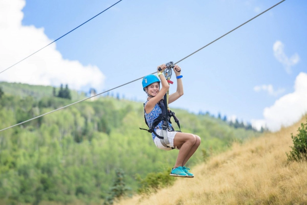 Trải nghiệm cực đã với đu dây zipline trên không giữa rừng xanh