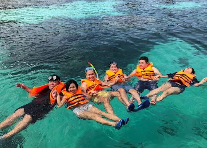 Đắm mình trong tắm biển thư giãn giữa làn nước trong xanh