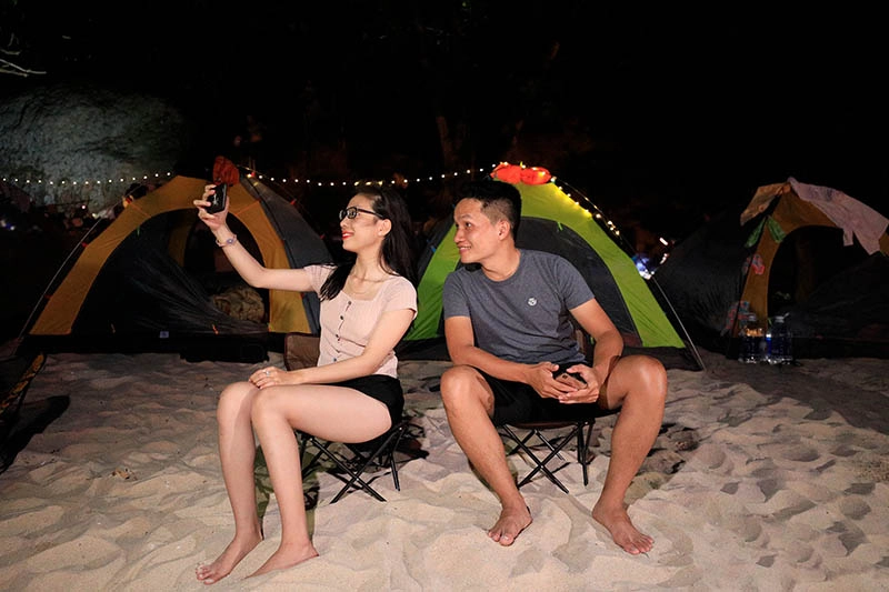 Đêm ấm áp bên nhau với cắm trại và đốt lửa trại