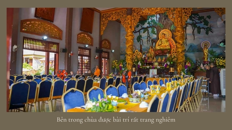Bên trong chùa được bài trí rất trang nghiêm