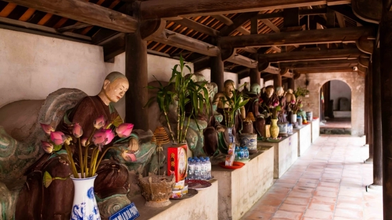 Tượng La Hán ở hành lang trong chùa Dâu