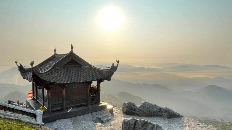 Đứng từ dưới nhìn lên, bạn sẽ thấy chùa được mây mù bao phủ trông như chốn bồng lai tiên cảnh
