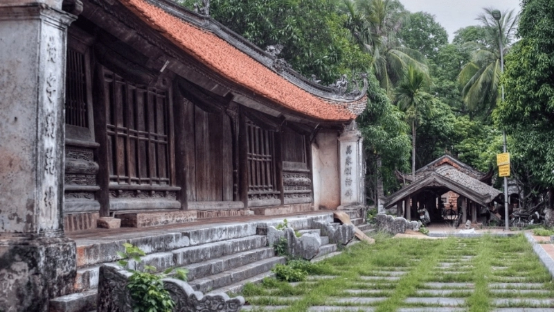 Đền Tam Phủ – điểm linh thiêng giữa hồ