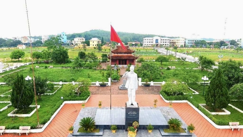 Thăm khu lưu niệm chủ tịch hồ chí minh trang nghiêm