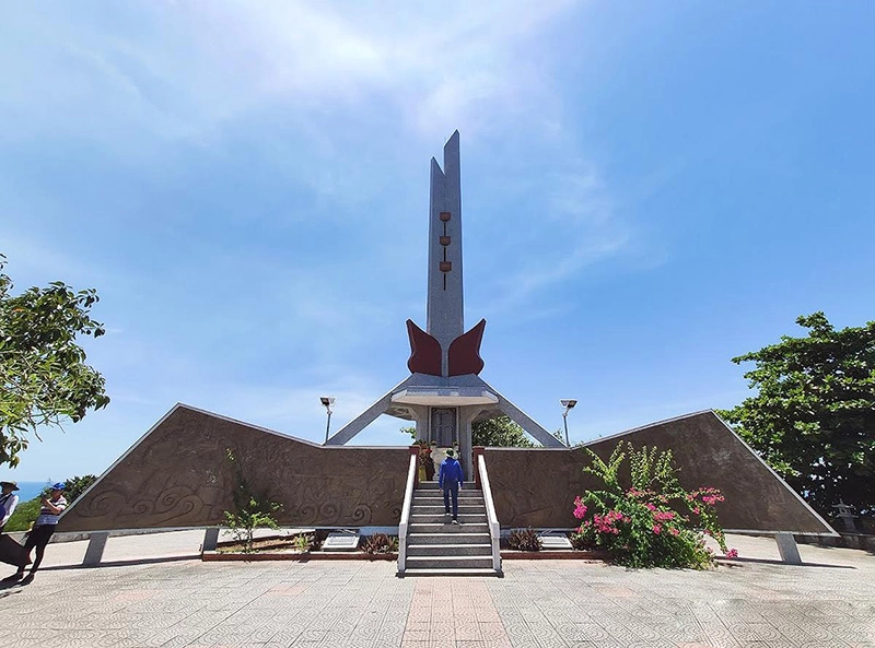 Dừng chân tưởng niệm tại đài tưởng niệm Đồi 37