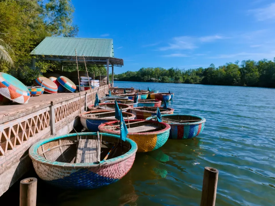 Khám phá độc đáo với chèo thuyền thúng giữa khung cảnh bình yên