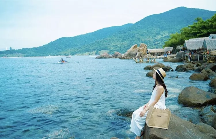 Đừng bỏ lỡ trải nghiệm tắm biển tại Bãi Đá Đen hoang sơ