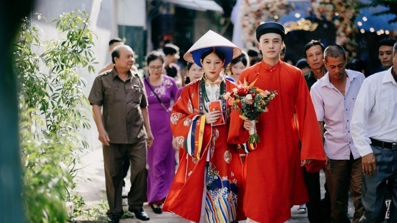  Đặc điểm áo tấc với cổ áo đứng và tay áo rộng