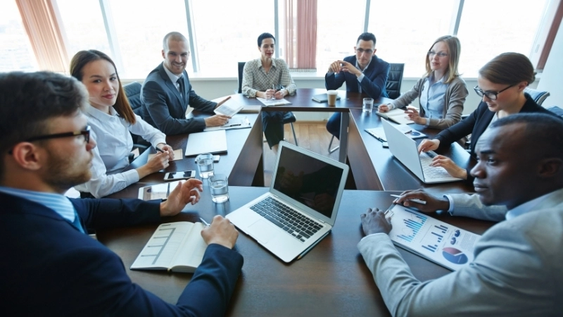 Đại hội đồng cổ đông thảo luận chiến lược phát triển công ty cổ phần. 