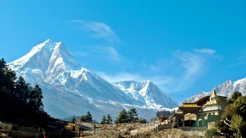 Dãy núi Himalaya được hình thành là do nén ép và nâng cao lớp vỏ Trái Đất.