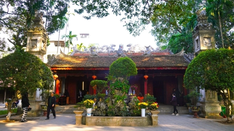 Không gian bên trong: Nghệ thuật chạm khắc và tinh thần dân tộc