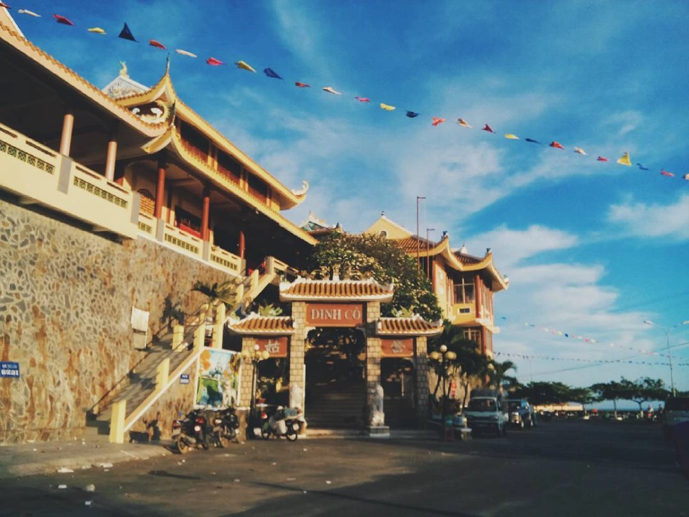Hành hương và tham quan Dinh Cô cổ kính yên bình