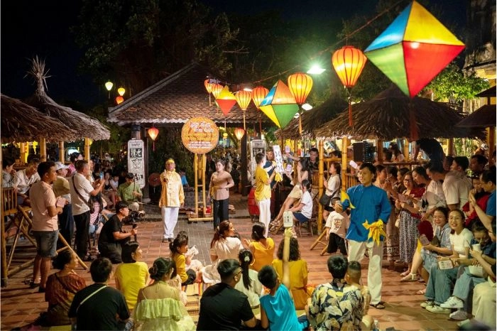 Về miền Trung tham dự lễ hội bài chòi đậm đà bản sắc