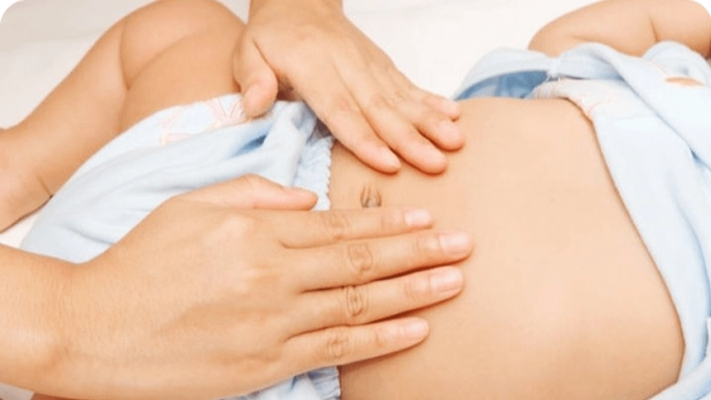Triệu chứng khi bị sôi bụng ở trẻ nhỏ