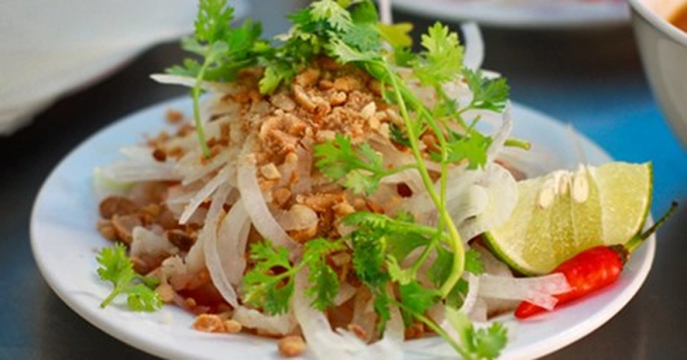 Nhất định thử gỏi cá trích hoặc cá mai khi ghé Gành Yến