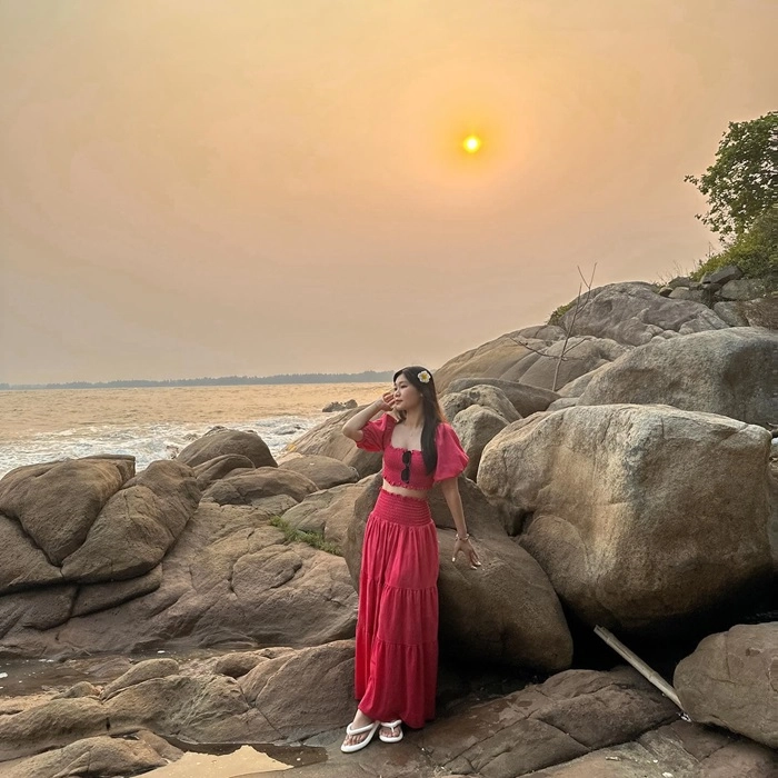 Lưu giữ khoảnh khắc ngắm hoàng hôn tại bãi đá Rồng nên thơ