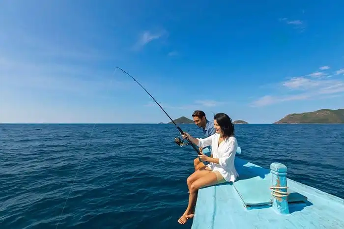 Thử sức với hoạt động câu cá trên biển cùng ngư dân