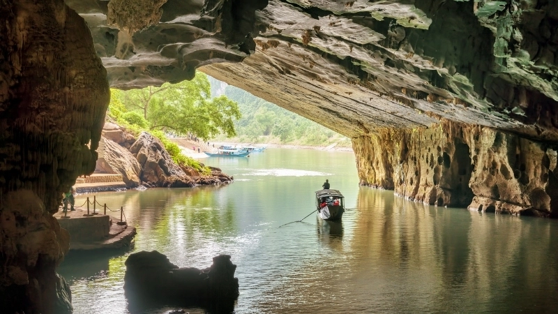 Hang động đá vôi ở Phong Nha - Kẻ Bàng, minh họa địa hình cácxtơ là gì